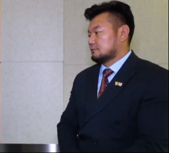 Б.Эрдэнэсүхийн энэхүү ёс зүйгүй үйлдэлд дургүйцсэн иргэд түүнийг нэн даруй төрийн албанаас чөлөөлж, хуулийн хариуцлага тооцохыг шаардаж байна